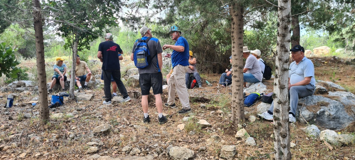 צוות שח שישה גברים כחלק מתכנית "קהילה לדורות" מובילים את היוזמה.