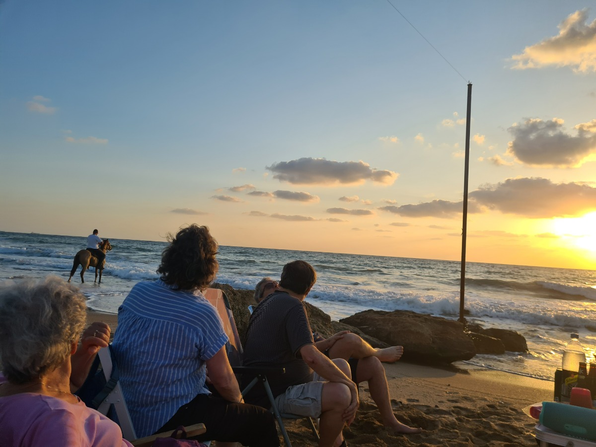 "שיח ואבטיח" שקיעה ושיח בנושא הקשבה